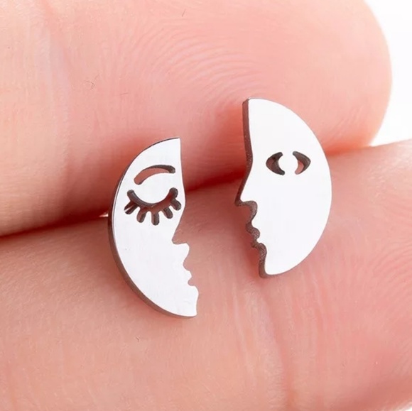🆕️ Assymetric moon studs - Picture 1 of 2